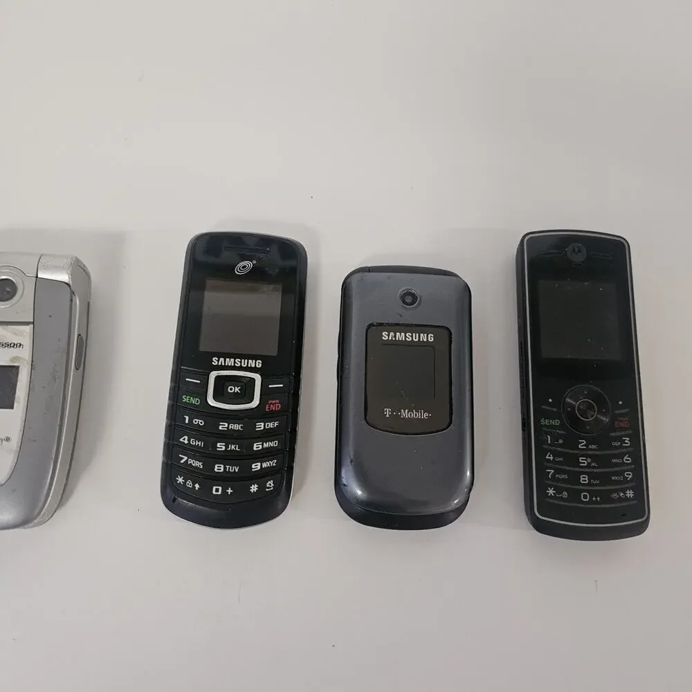 Lot 5 Vintage Cell Phones. Some Flip phones. Black Silver